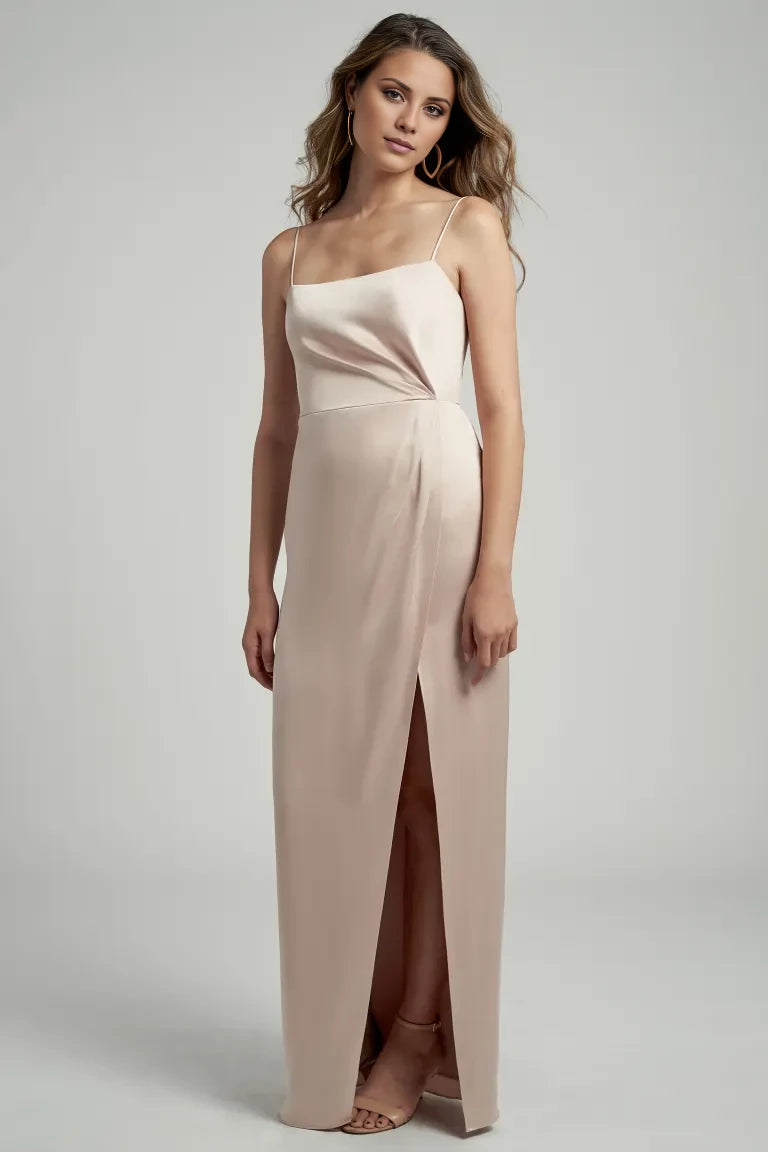 Ärmelloses, trägerloses, rückenfreies, bodenlanges Abendkleid mit quadratischem Ausschnitt, seitlichem Schlitz