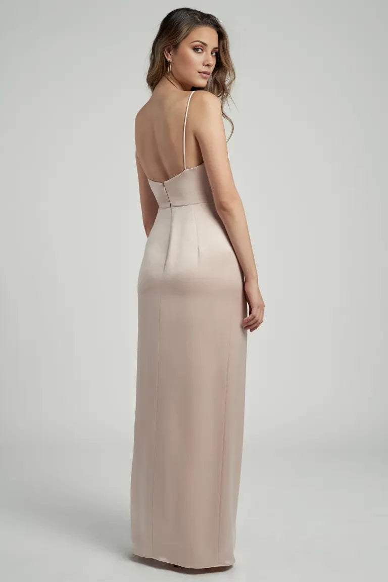 Ärmelloses, trägerloses, rückenfreies, bodenlanges Abendkleid mit quadratischem Ausschnitt, seitlichem Schlitz