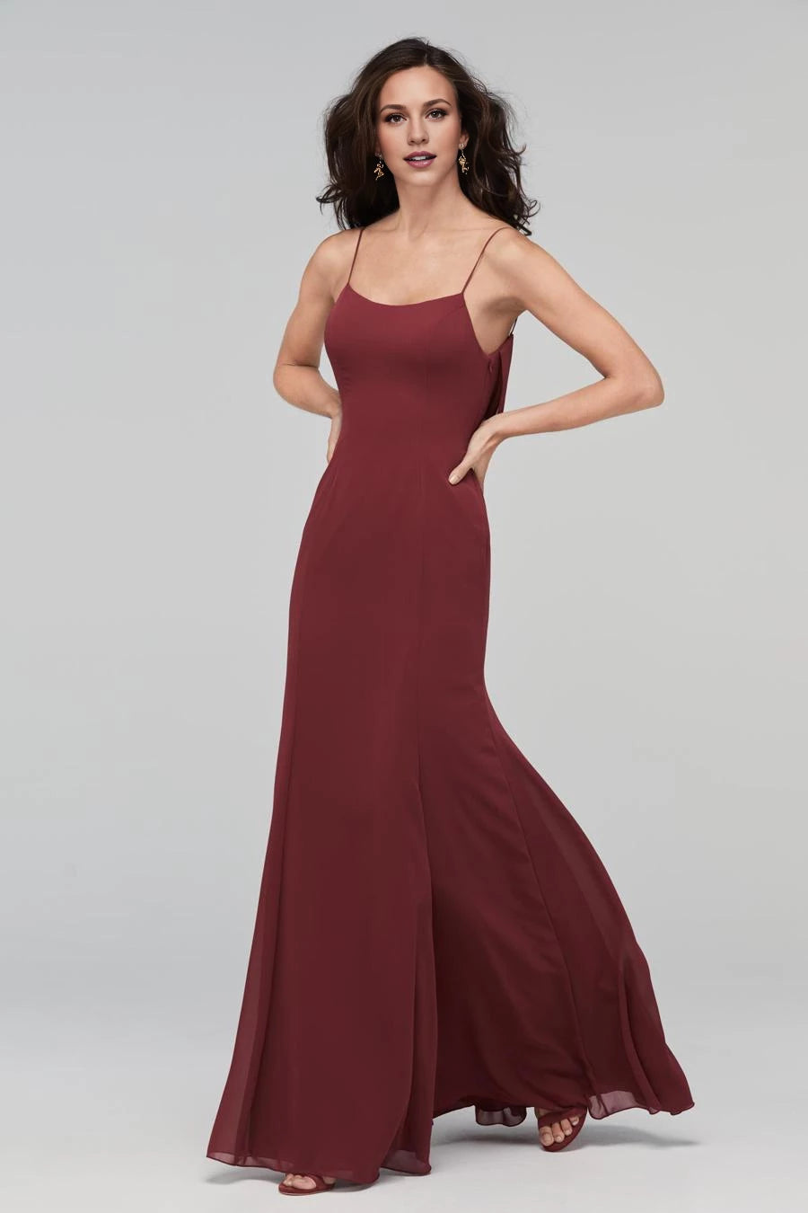 Ärmelloses, rückenfreies und bodenlanges Abendkleid mit quadratischem Ausschnitt und dünnen Schulterträgern