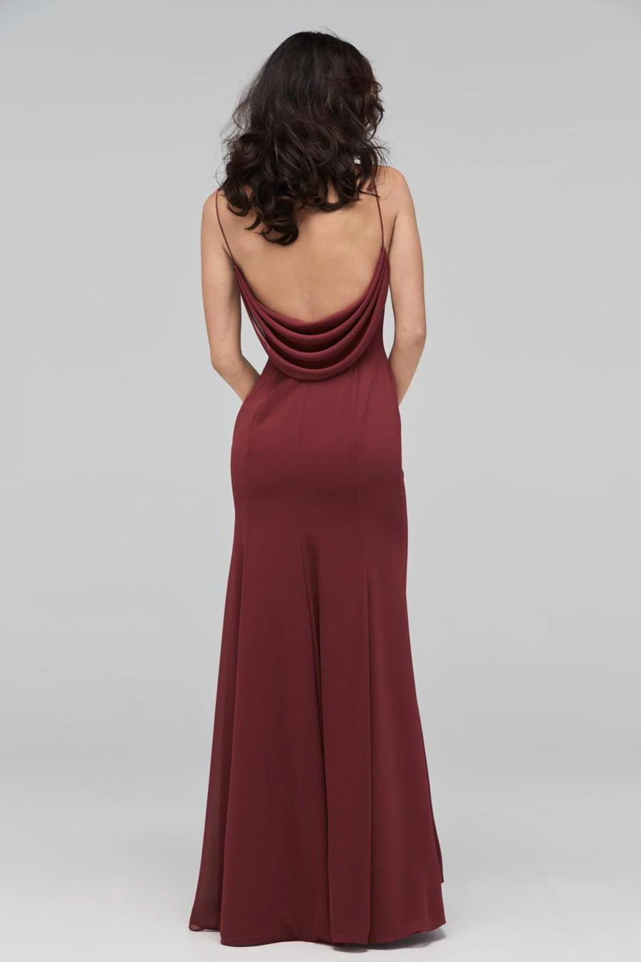 Ärmelloses, rückenfreies und bodenlanges Abendkleid mit quadratischem Ausschnitt und dünnen Schulterträgern