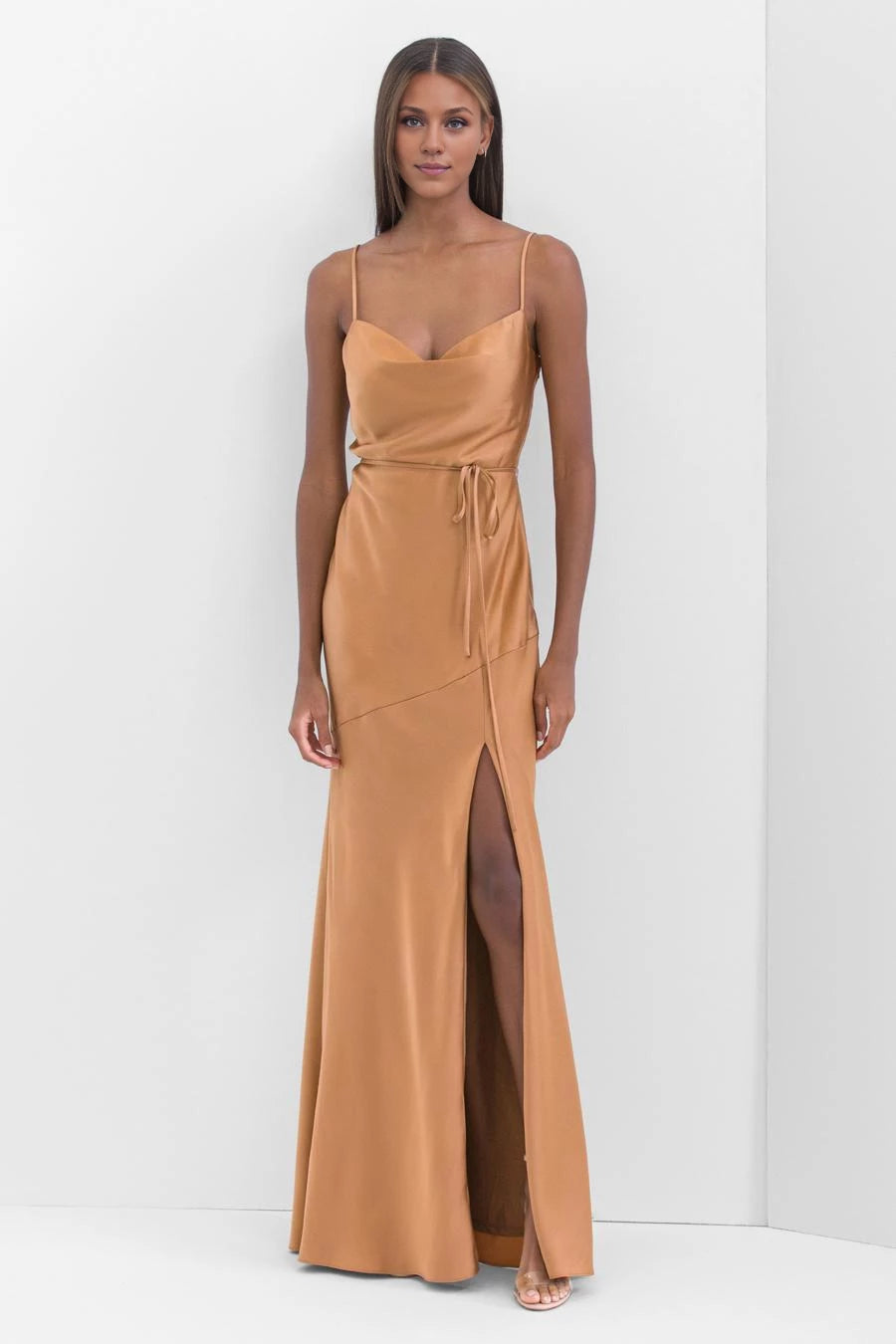 Ärmelloses, bodenlanges Ballkleid mit quadratischem Ausschnitt, dünnen Schulterträgern, rückenfreiem Seitenschlitz