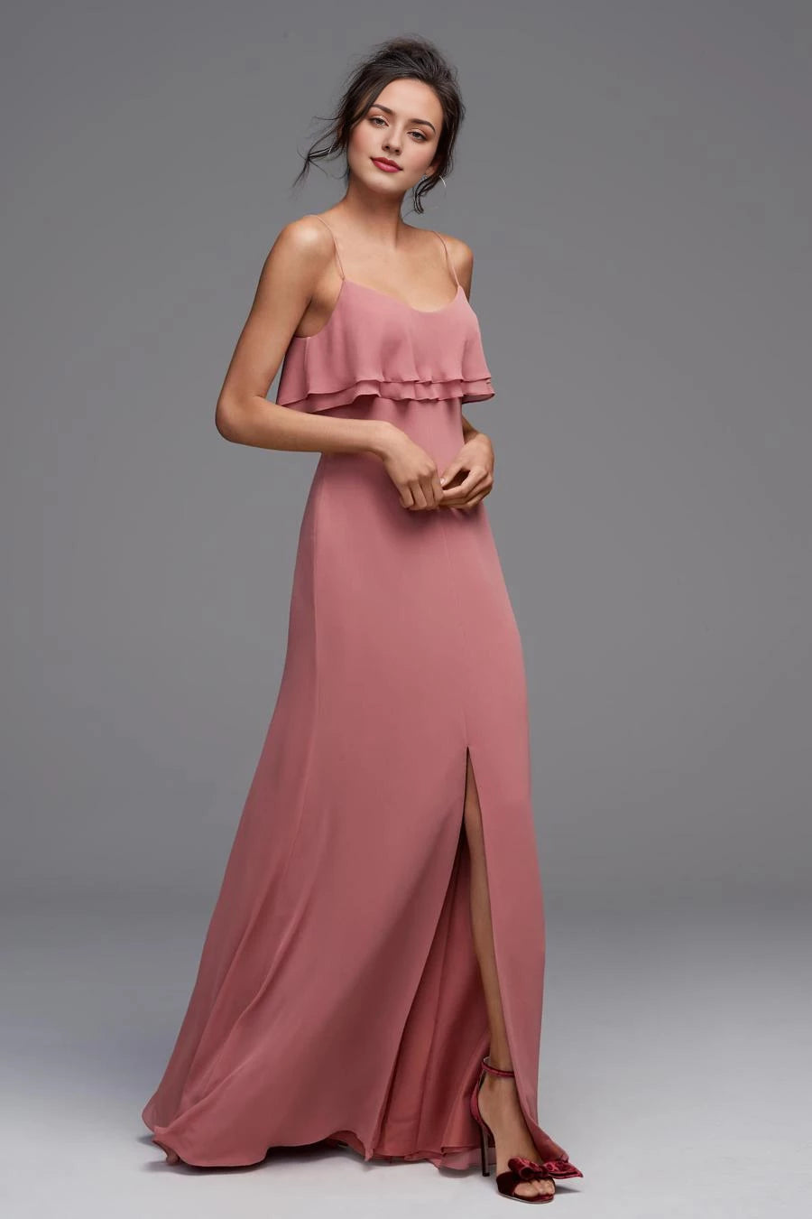 Ärmelloses Ballkleid mit quadratischem Ausschnitt, dünnen Schulterträgern, sichtbarem Schlitz auf der Rückseite und bodenlanger Länge