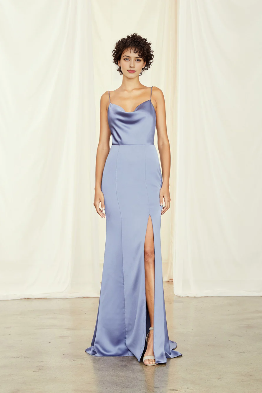 Abendkleid mit quadratischem Ausschnitt, ärmellosen, dünnen Schulterträgern, sichtbarem Schlitz auf der Rückseite und bodenlanger Länge