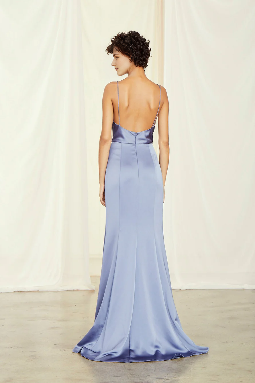 Abendkleid mit quadratischem Ausschnitt, ärmellosen, dünnen Schulterträgern, sichtbarem Schlitz auf der Rückseite und bodenlanger Länge