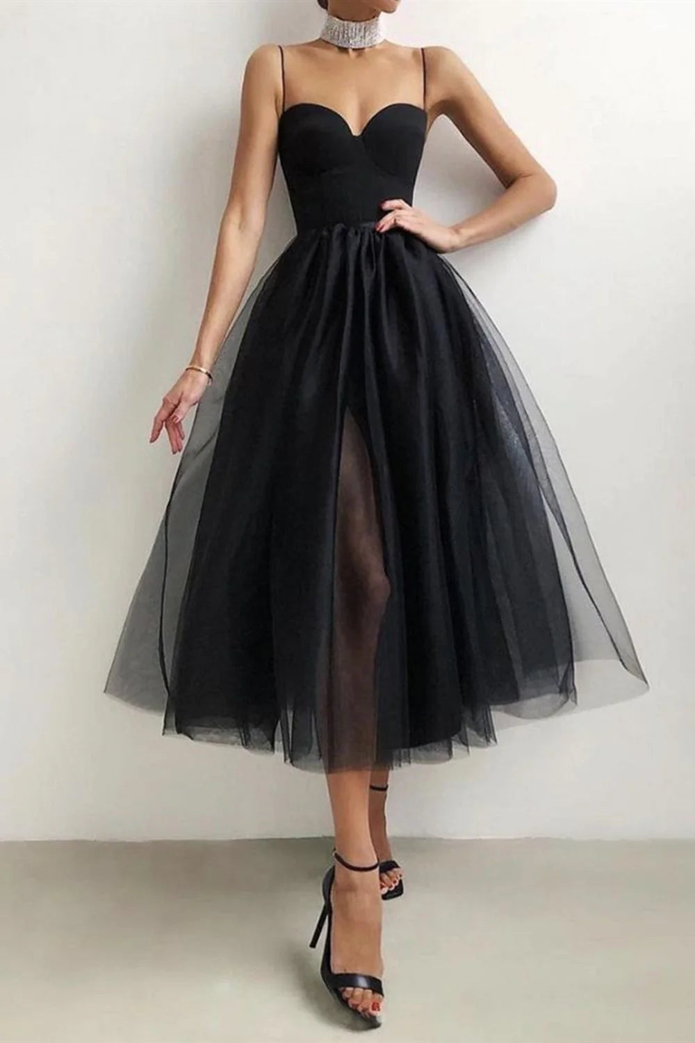 Schwarz/weißes Ballkleid in Teelänge mit herzförmigem Ausschnitt und dünnen Trägern