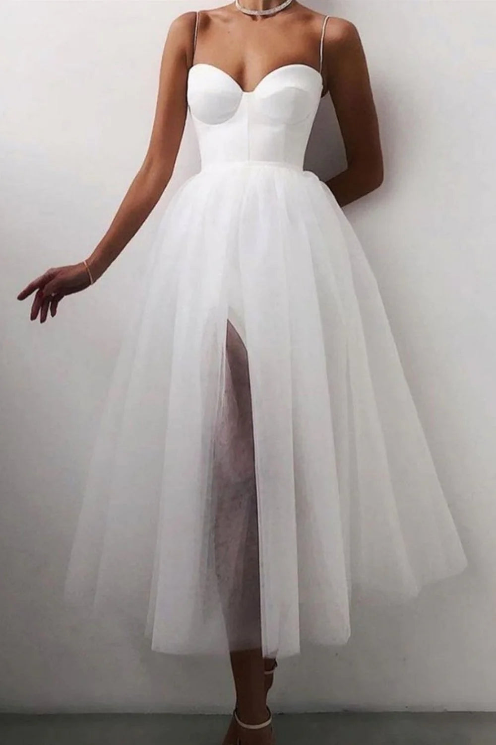 Schwarz/weißes Ballkleid in Teelänge mit herzförmigem Ausschnitt und dünnen Trägern