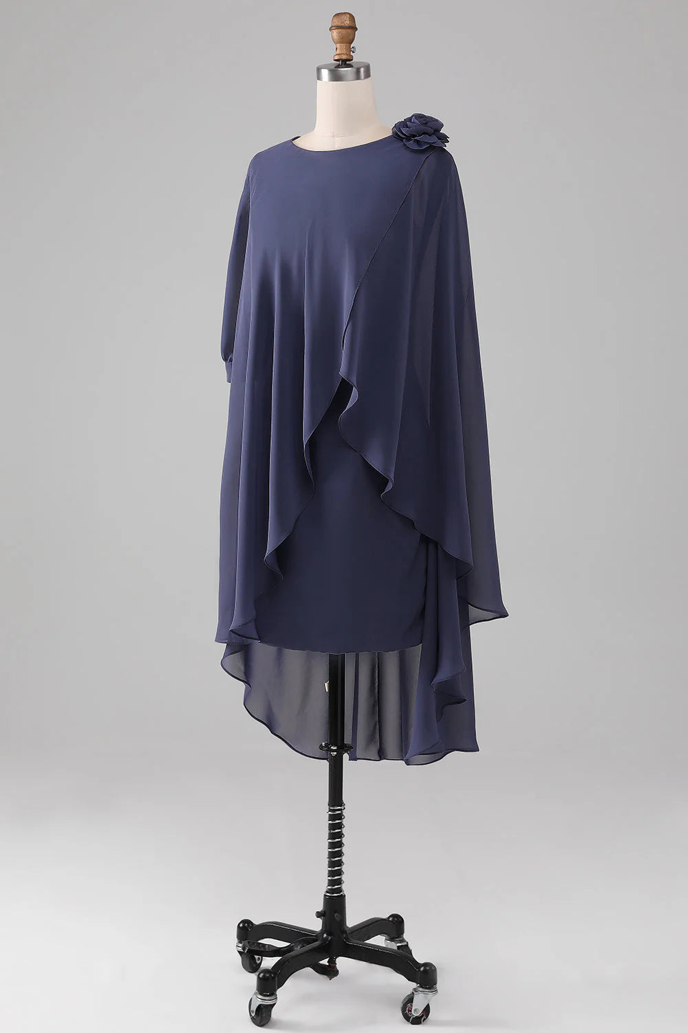Enges, zylindrisches, löffelförmiges, knielanges Chiffon-Brautmutterkleid