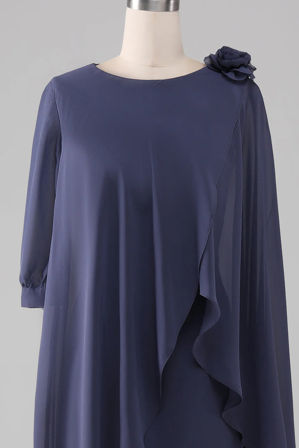 Enges, zylindrisches, löffelförmiges, knielanges Chiffon-Brautmutterkleid