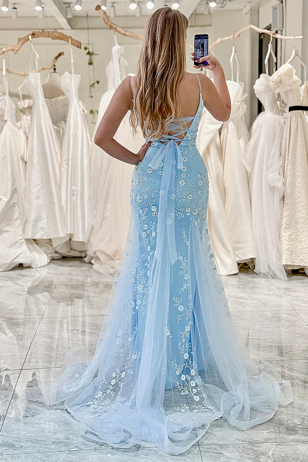 Robe de bal longue bleue à fines bretelles et queue de poisson