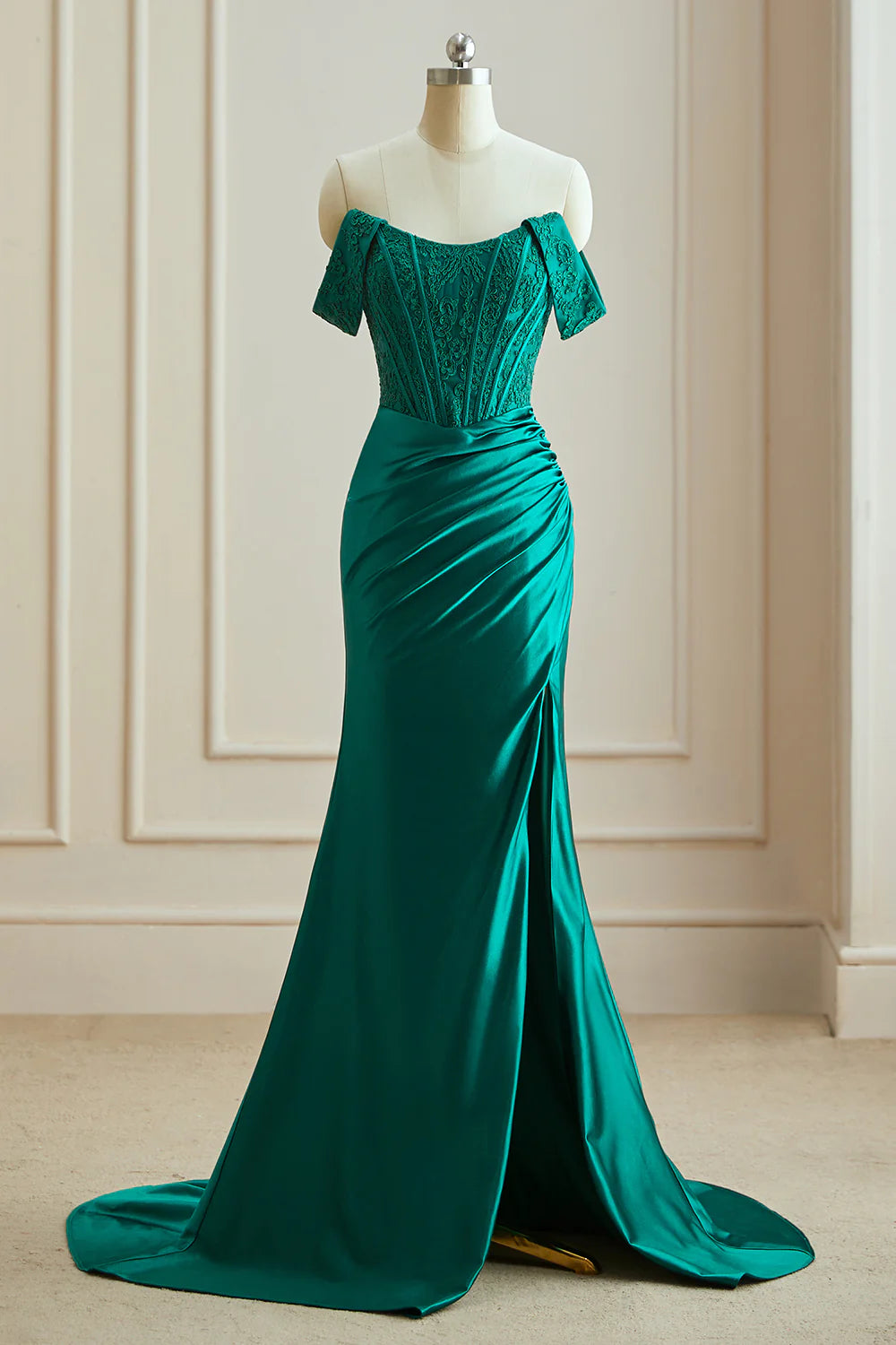 Meerjungfrau-Ballkleid aus Satin mit schulterfreiem Schnitt und Schlitz 