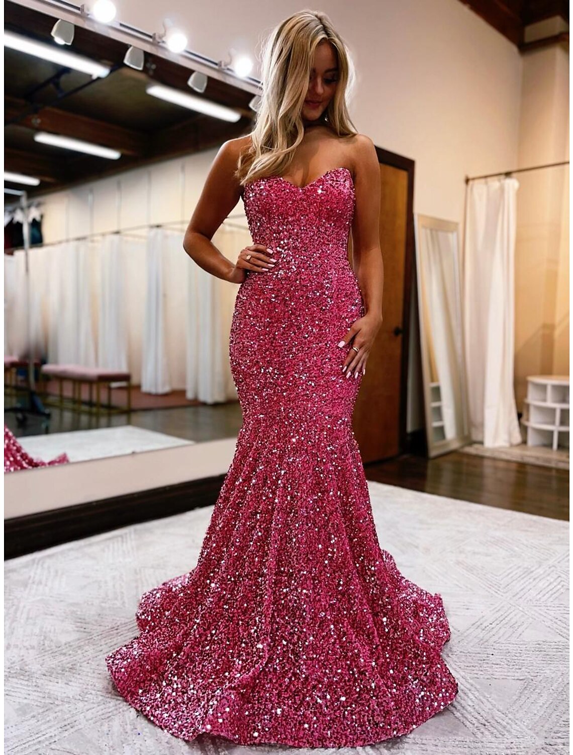 Robe de bal sirène/trompette scintillante et brillante, robe de soirée de mariage formelle, traîne à balayage/pinceau, sans manches, décolleté en cœur, paillettes, dos nu avec paillettes