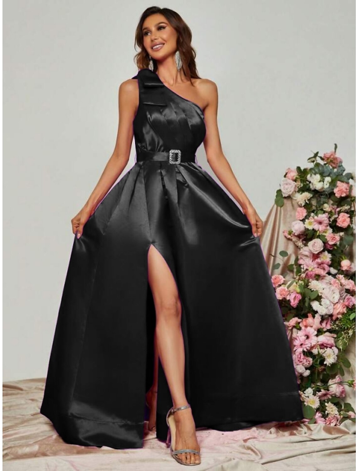 A-Linie Abendkleid Schwarzes Kleid Plus Size Partykleid Formal Herbst Bodenlang Ärmellos Eine Schulter Satin mit Falten Schlitz Riemchen