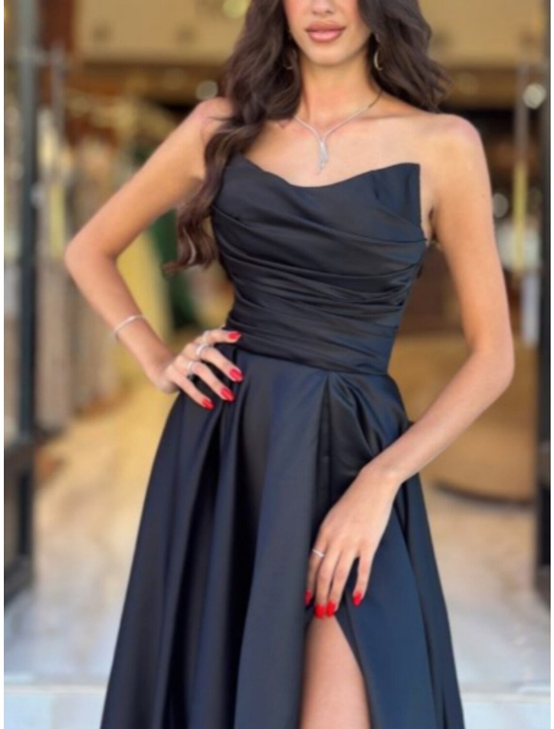 A-Linien-Abendkleid, schwarzes Kleid, elegantes Kleid in Übergröße, formelle Schleppe, ärmellos, trägerlos, Satin mit Falten, gerüschtem Schlitz