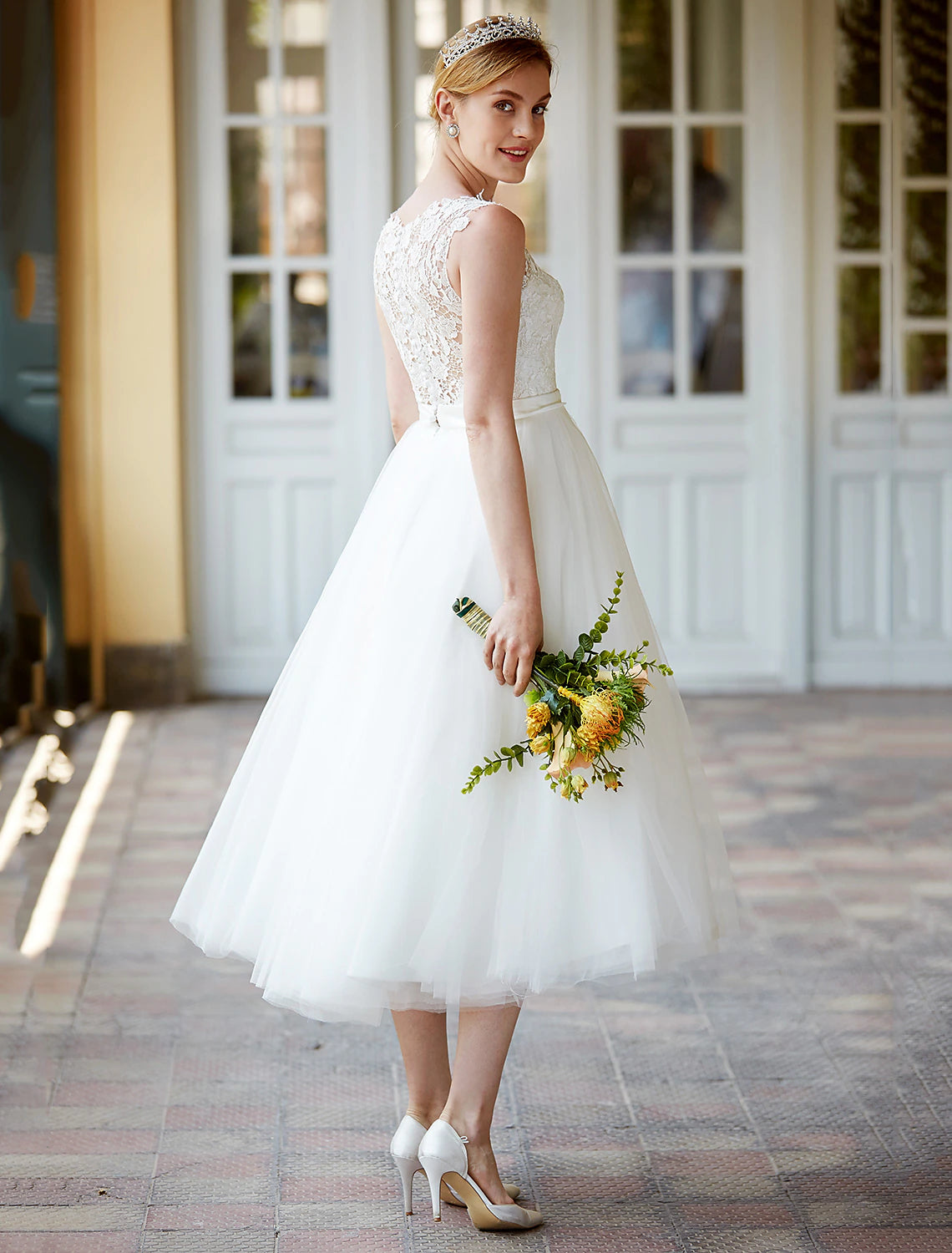 Empfang Kleine weiße Kleider Brautkleider A-Linie Illusion Neck Ärmellos Tee Länge Spitze Brautkleider Mit Schärpen/Bändern Knöpfe