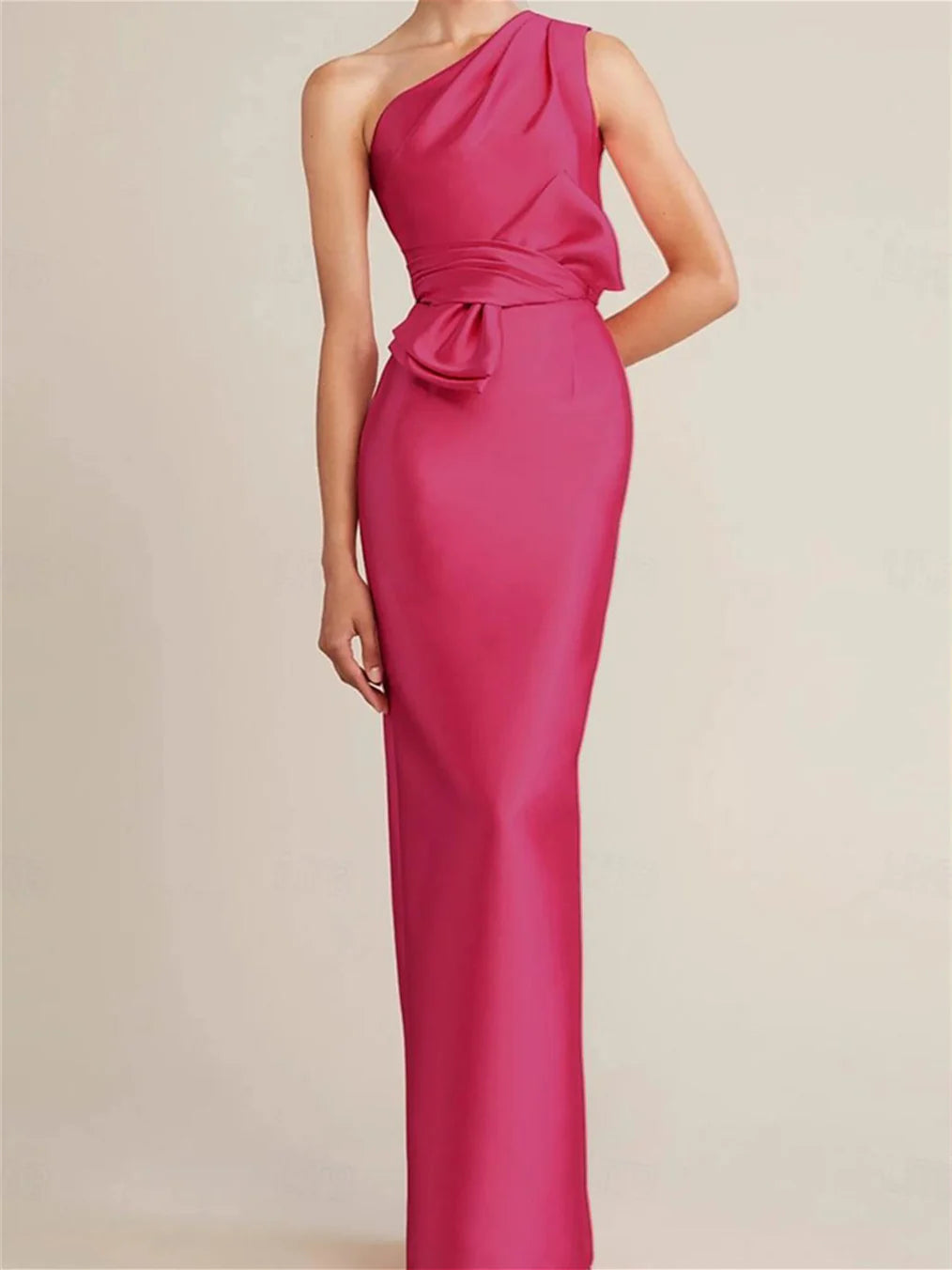 Plissiertes, eng anliegendes, ärmelloses Ballkleid mit geradem Bein und einer Schulter