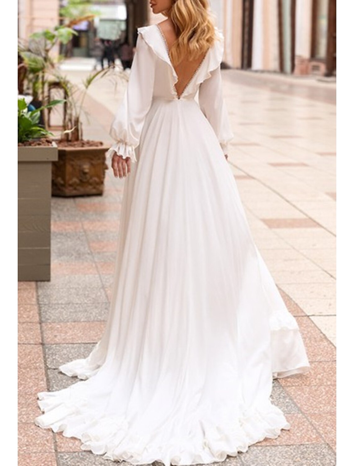 Hall Casual Brautkleider A-Linie V-Ausschnitt Langarm Sweep / Pinsel Schleppe Chiffon Brautkleider mit Volltonfarbe