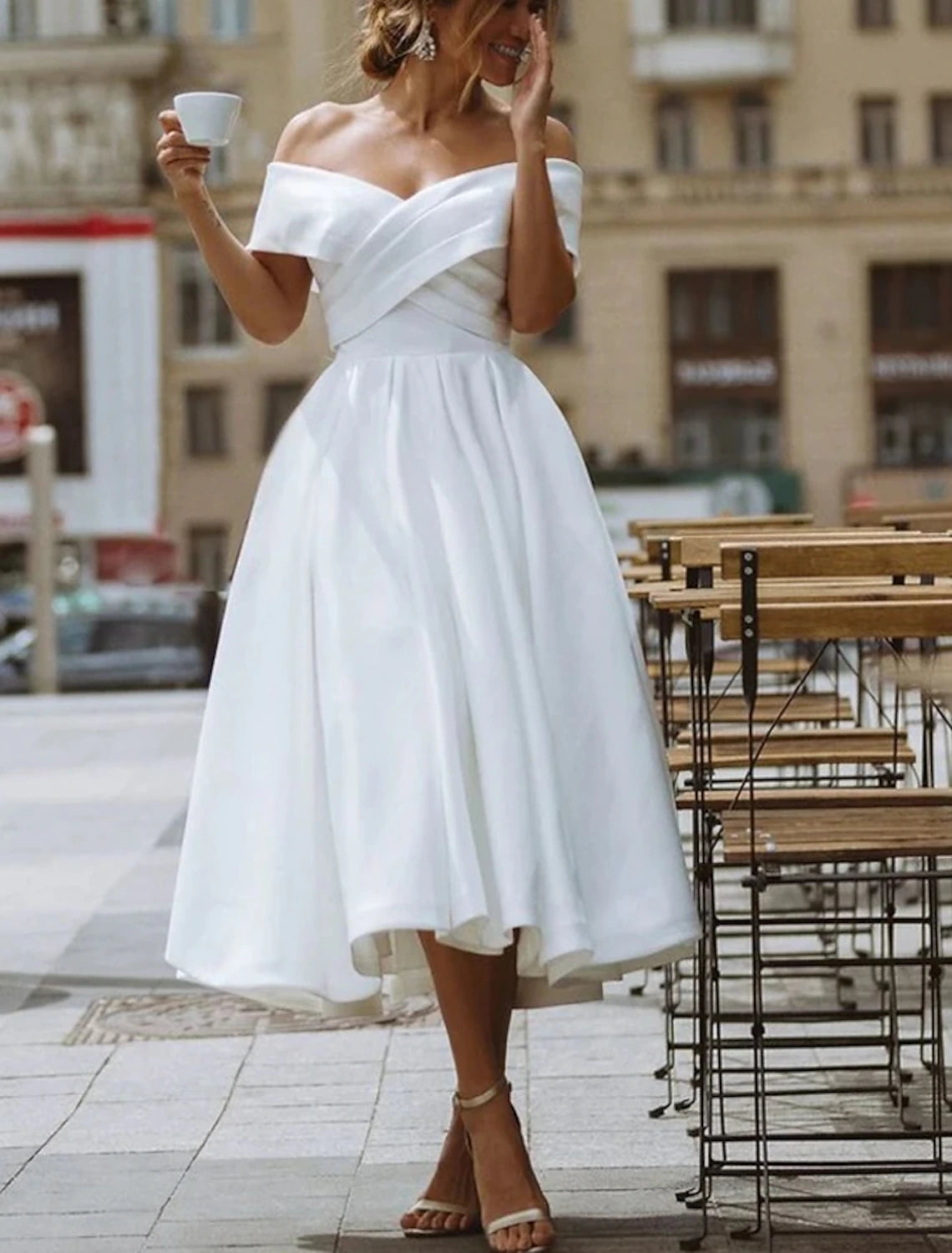 Petites robes blanches, robes de mariée formelles, coupe trapèze, épaules dénudées, manches courtes, longueur thé, en satin, couleur unie