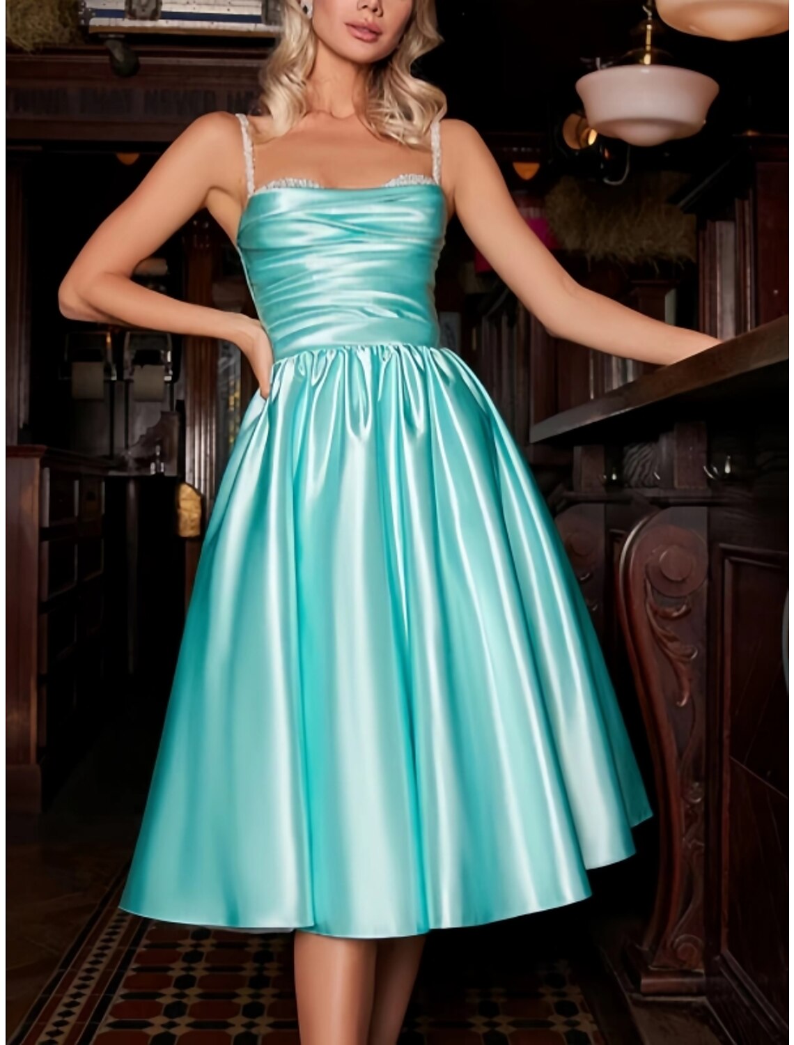 Robe de cocktail trapèze, robe de soirée, robe de mariée, longueur genou, sans manches, bretelles spaghetti, satin avec plis, froncée, paillettes