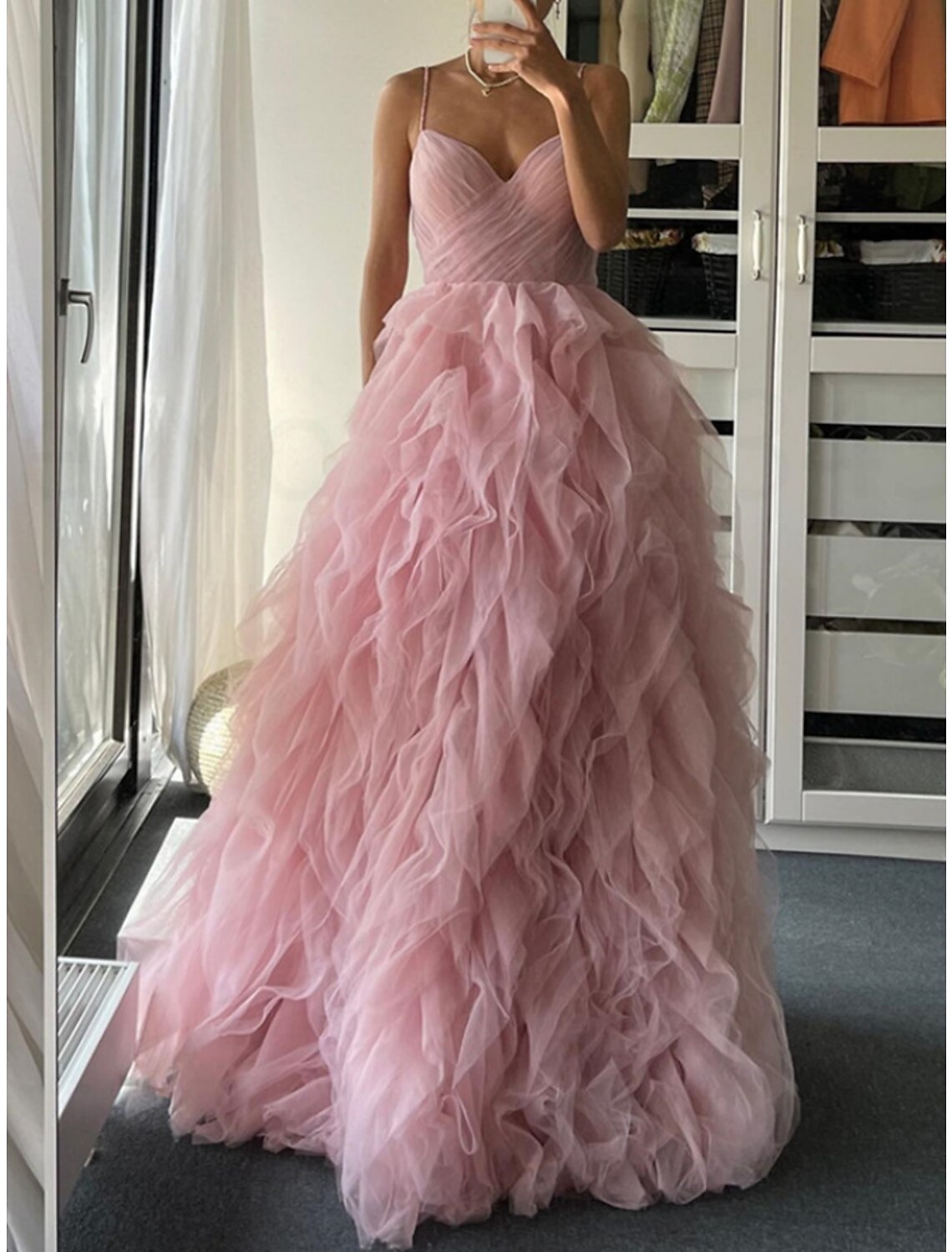 Robe de bal trapèze élégante, longueur au sol, sans manches, bretelles spaghetti, tulle avec plis et volants
