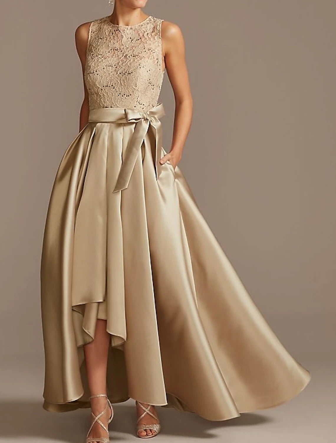 A-Linie Kleid für die Brautmutter, Hochzeitsgast, elegant, hoch, niedrig, Rundhalsausschnitt, asymmetrisch, Satin, Spitze, ärmellos, mit Schleife(n), Falten