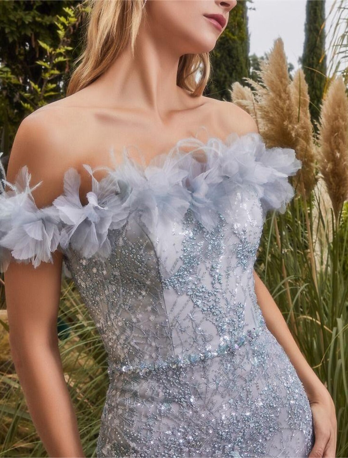 Meerjungfrau/Trompete Ballkleider Glitzerkleid Abschlussball Sweep/Pinsel Schleppe Ärmellos Schulterfrei Organza mit Strass Feder Glitzer