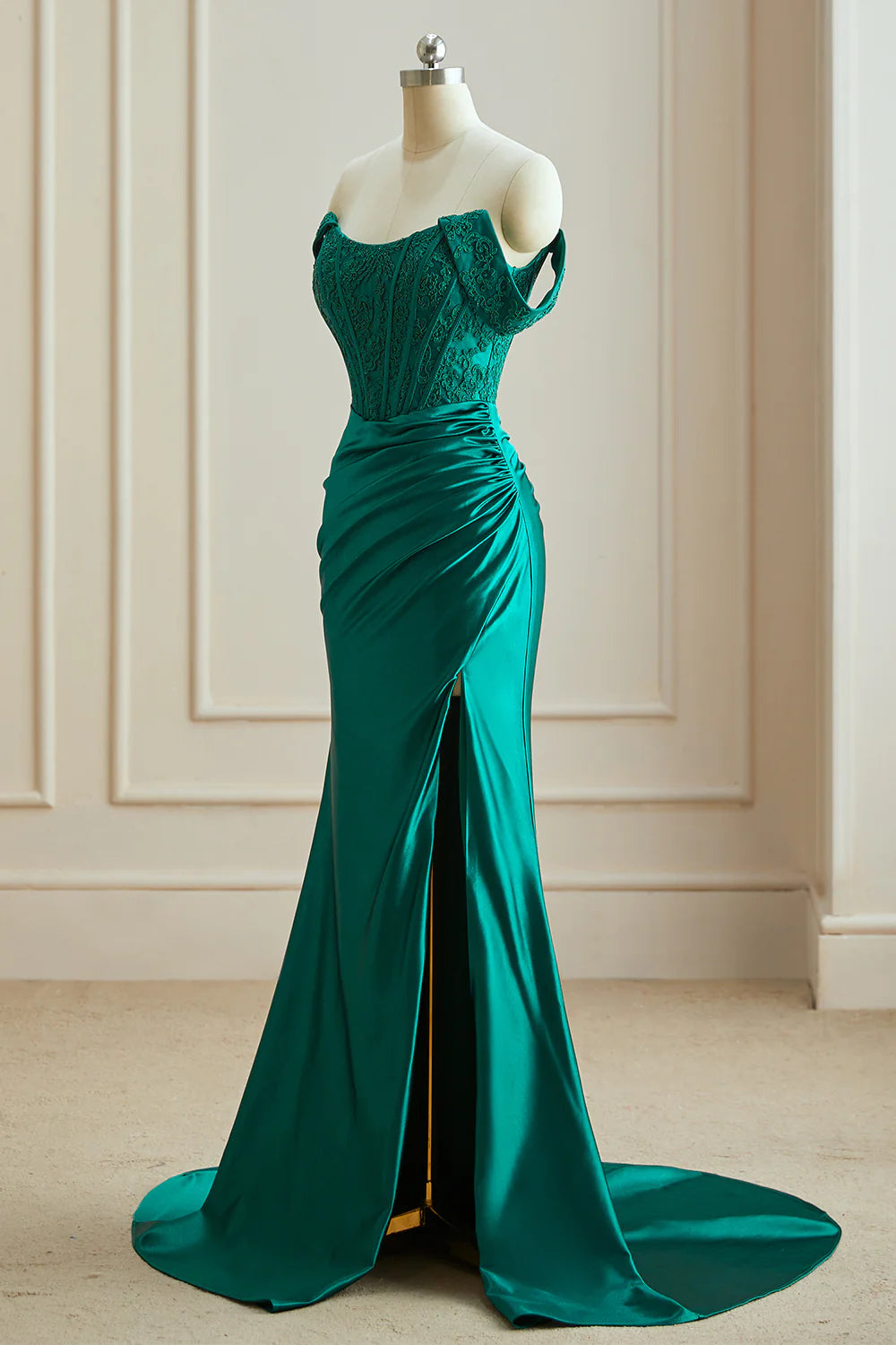 Meerjungfrau-Ballkleid aus Satin mit schulterfreiem Schnitt und Schlitz 