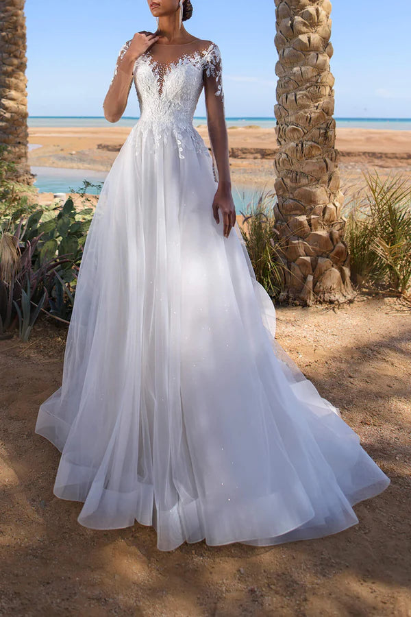 Robe de mariée trapèze à manches longues et col illusion en dentelle