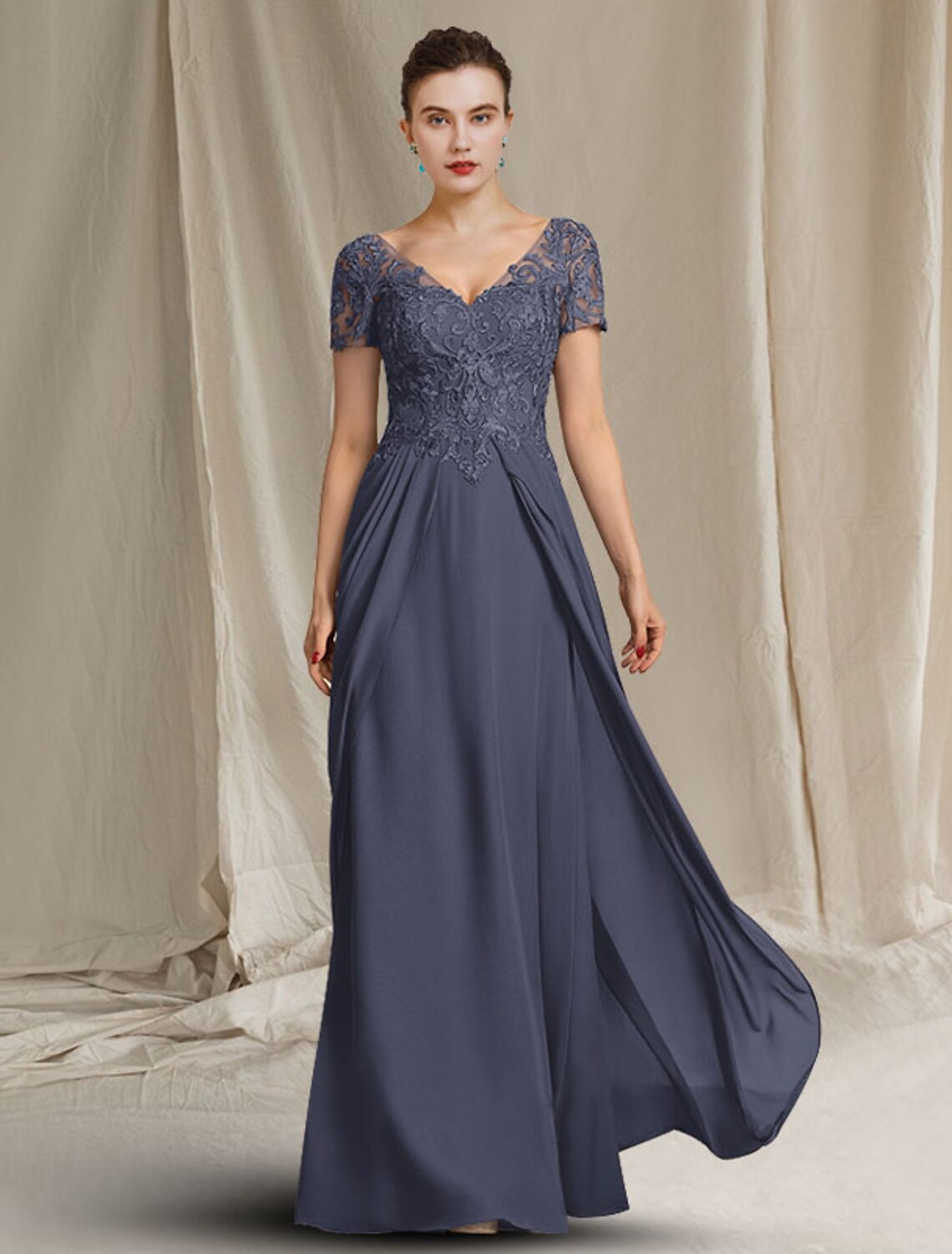 Etuikleid/Säulenkleid für die Brautmutter, Übergröße, elegant, V-Ausschnitt, bodenlang, Chiffon, Spitze, kurze Ärmel, mit Applikationen
