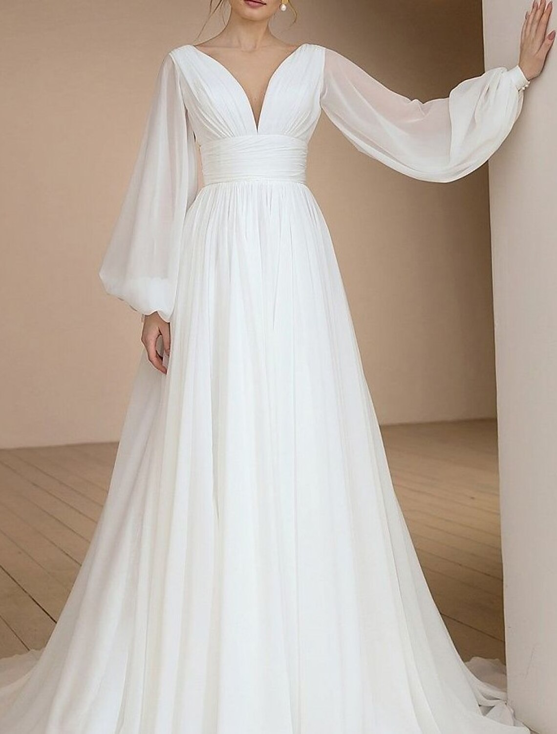 Robe de mariée vintage années 1940/1950, coupe trapèze, col en V, manches longues, traîne courte, en mousseline de soie, avec plis, couleur unie