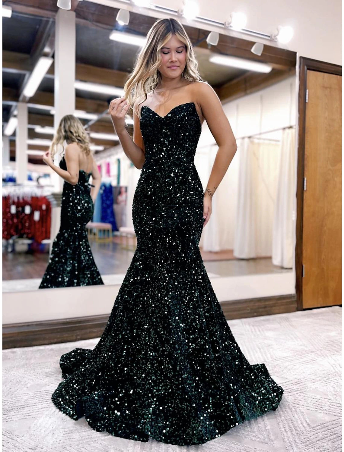 Robe de bal sirène/trompette scintillante et brillante, robe de soirée de mariage formelle, traîne à balayage/pinceau, sans manches, décolleté en cœur, paillettes, dos nu avec paillettes
