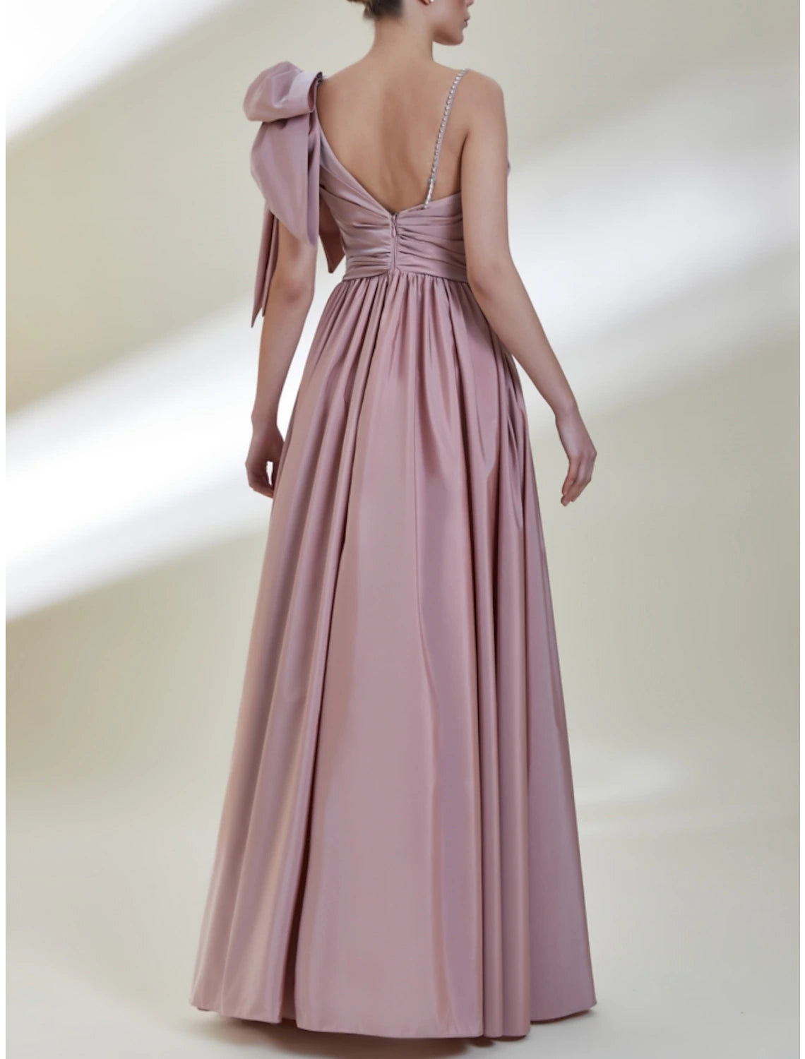 Robe de bal trapèze élégante, longueur au sol, sans manches, bretelles spaghetti, satin avec nœud(s), plis et fente