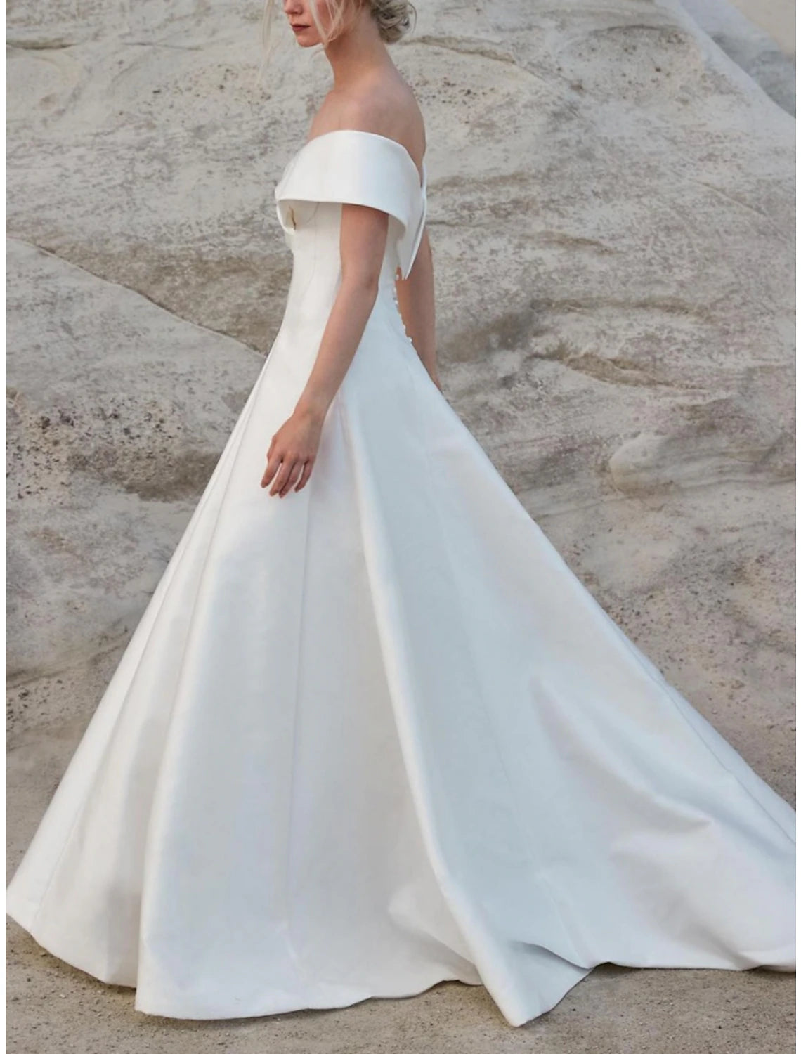 Robe de mariée trapèze en satin à épaules dénudées et manches courtes, avec traîne courte et plis, couleur unie