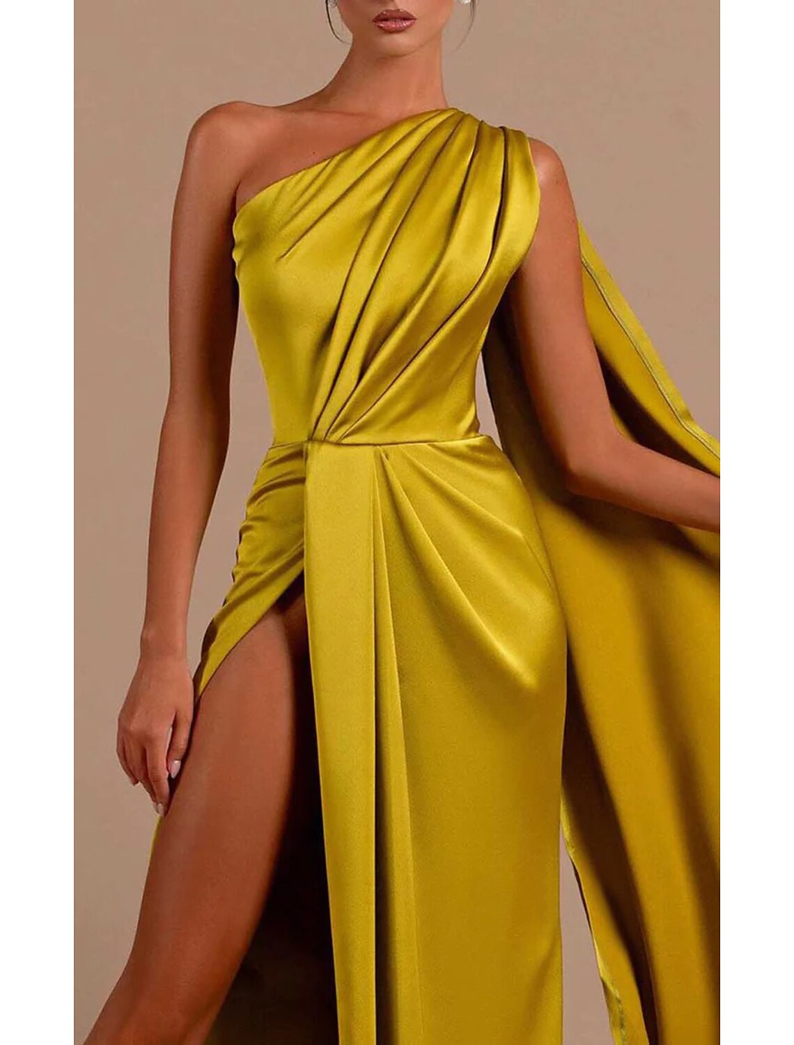 Meerjungfrau/Trompete Abendkleid Hoher Schlitz Kleid Maskerade Hofschleppe Ärmellos Ein Schulter Capes Satin mit gerüschtem Schlitz