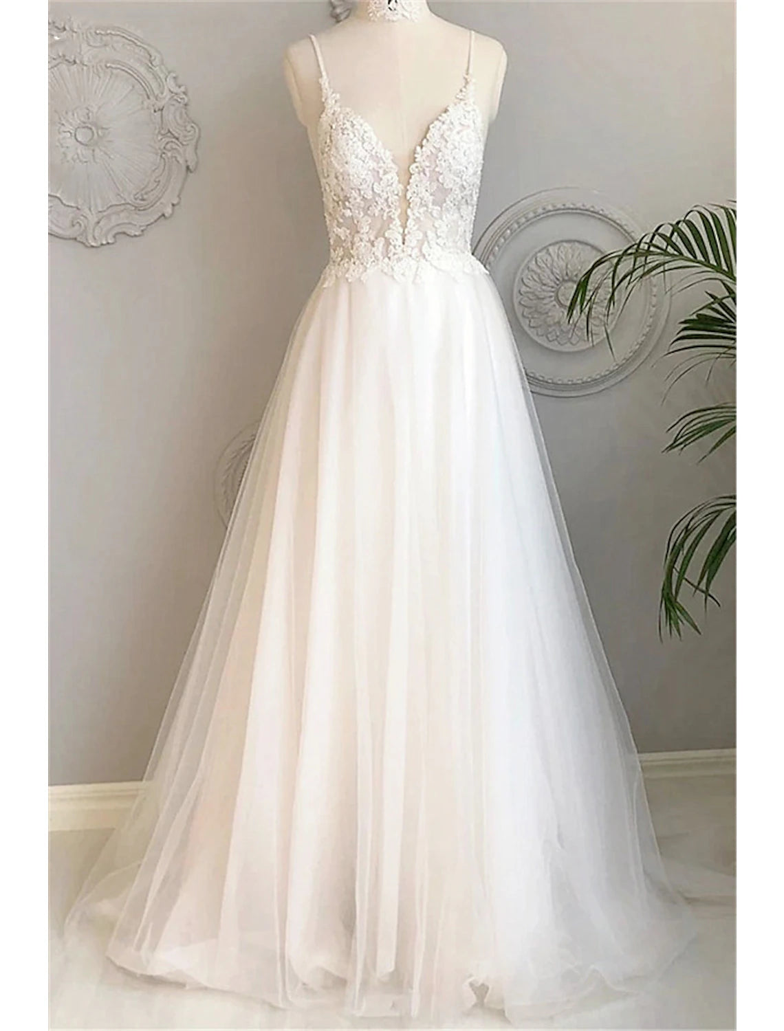 Robes de mariée de plage trapèze, décolleté en cœur, bretelles spaghetti, traîne courte, en dentelle, avec boutons et appliques