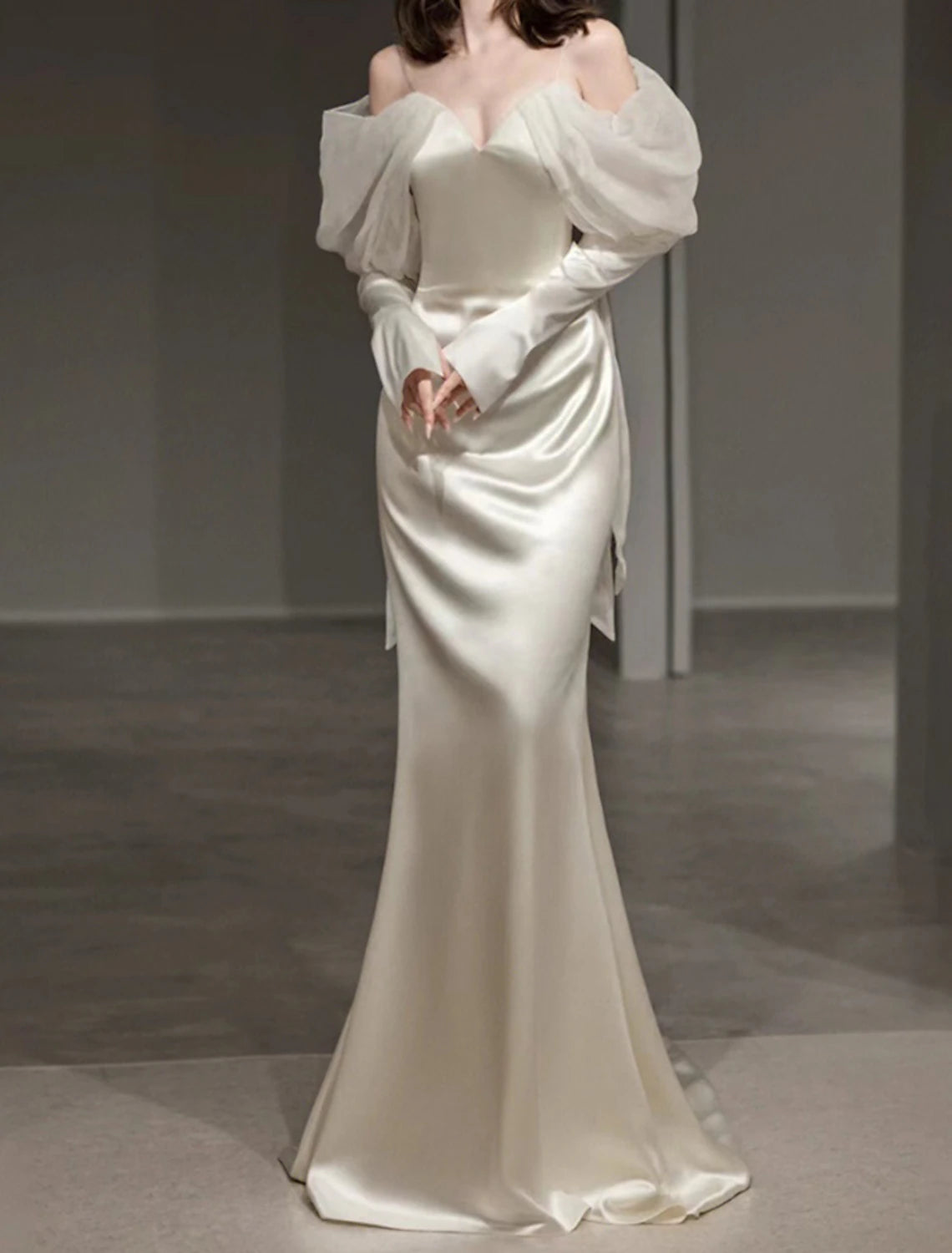 Meerjungfrau/Trompete Abendkleid Elegantes Kleid Formeller Abschlussball Bodenlang Langarm Herzausschnitt Italien Satin mit Knöpfen Schal