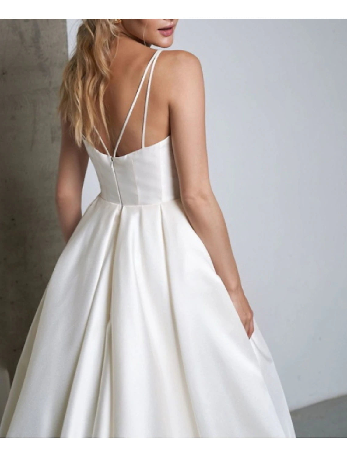 Hall Einfache Brautkleider A-Linie Herzausschnitt Camisole Spaghettiträger Hofschleppe Satin Brautkleider Mit Falten Geschlitzte Vorderseite