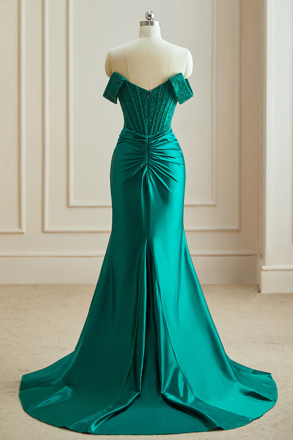 Meerjungfrau-Ballkleid aus Satin mit schulterfreiem Schnitt und Schlitz 