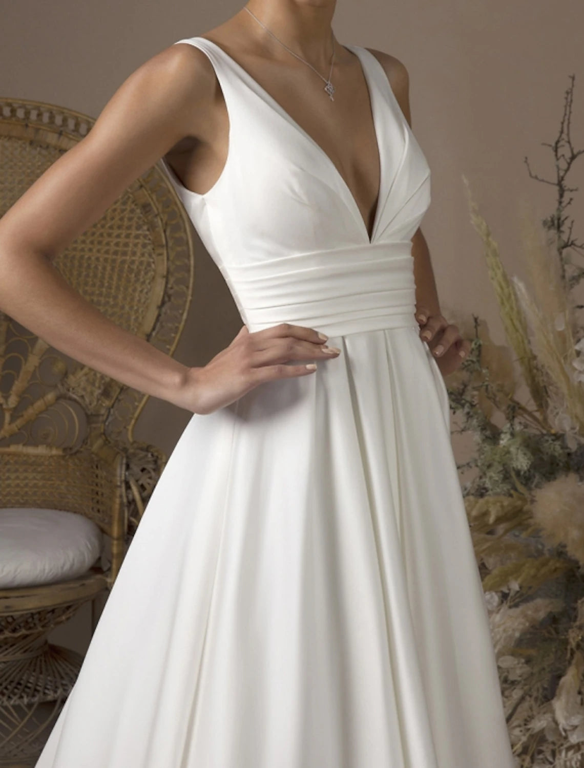 Hall Einfache Brautkleider A-Linie V-Ausschnitt Ärmellos Sweep/Pinsel Schleppe Satin Brautkleider Mit Falten