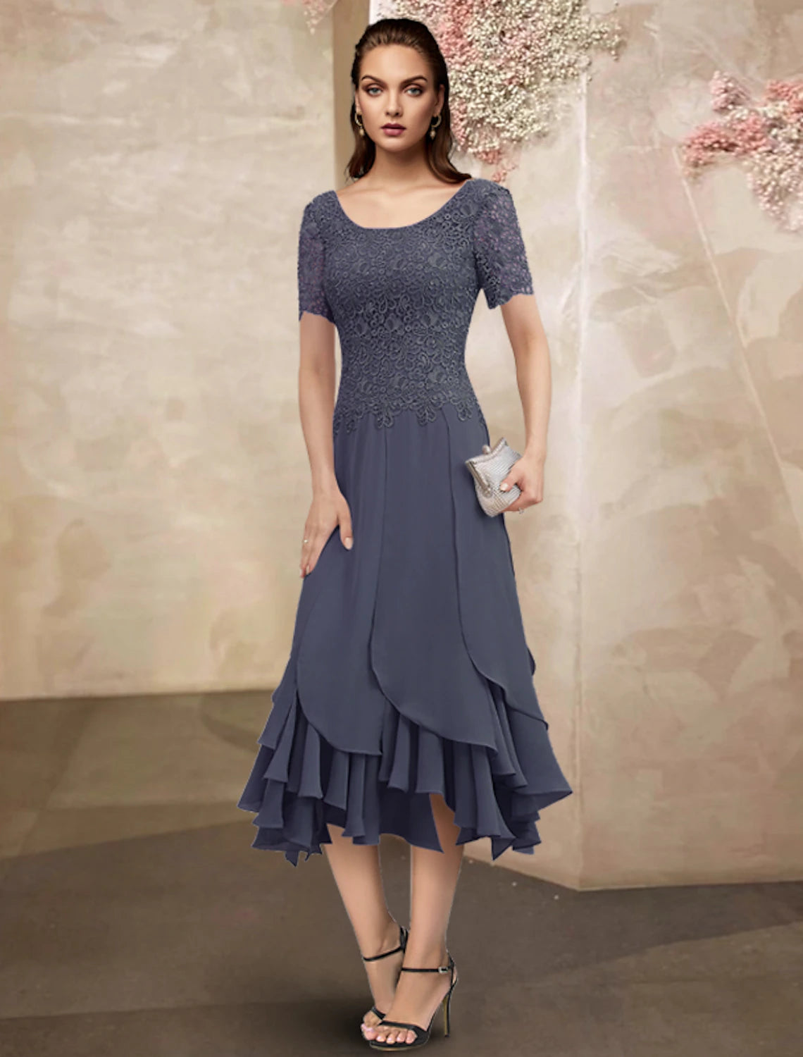 Meerjungfrau/Trompete Kleid für die Brautmutter, elegant, hoch und tief, Rundhalsausschnitt, asymmetrisch, knielang, Chiffon, Spitze, kurze Ärmel, Wickelkleid mit Spitzenrüschen