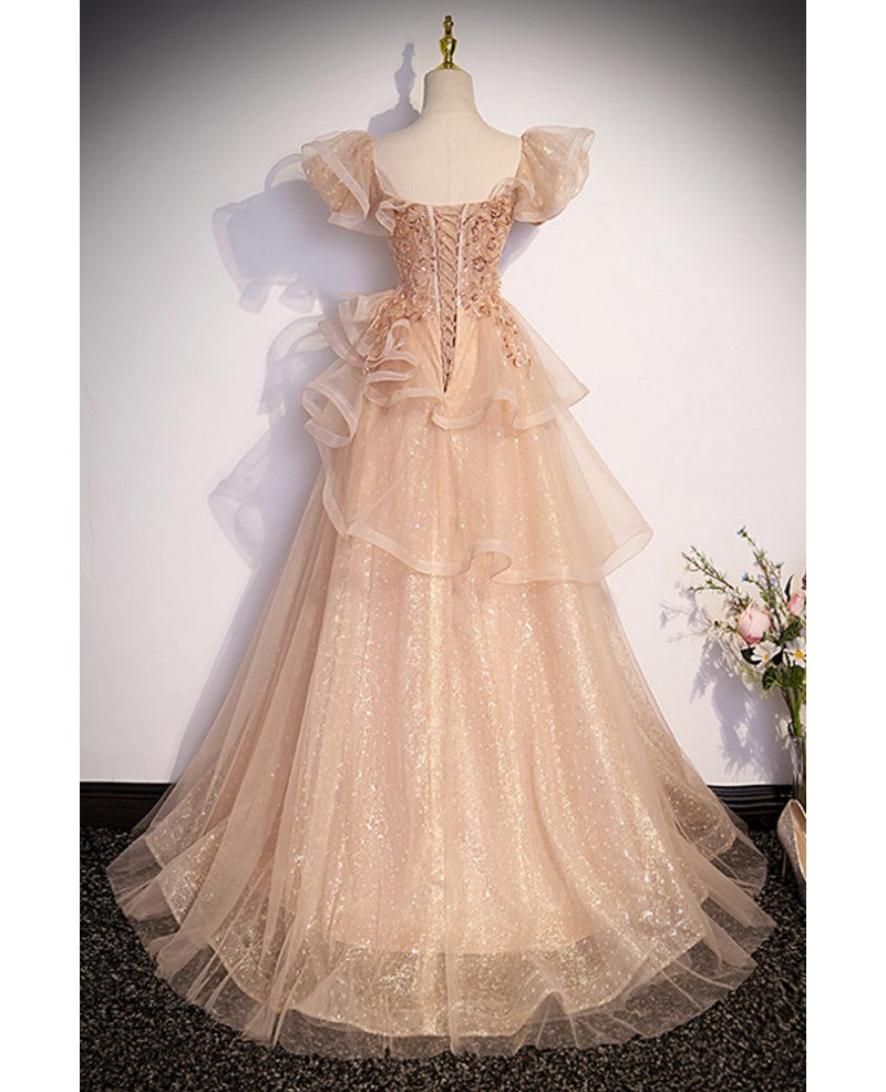 Charmante robe de soirée champagne à paillettes et perles, à volants superposés, coupe trapèze/princesse, dos nu, manches courtes et longueur au sol