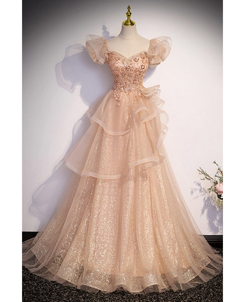 Charmante robe de soirée champagne à paillettes et perles, à volants superposés, coupe trapèze/princesse, dos nu, manches courtes et longueur au sol