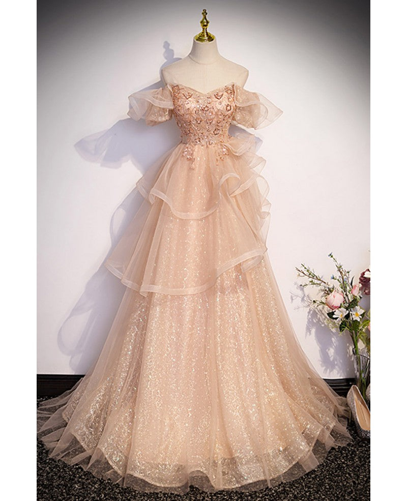 Charmante robe de soirée champagne à paillettes et perles, à volants superposés, coupe trapèze/princesse, dos nu, manches courtes et longueur au sol
