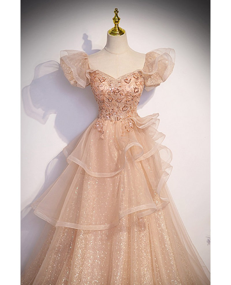 Charmante robe de soirée champagne à paillettes et perles, à volants superposés, coupe trapèze/princesse, dos nu, manches courtes et longueur au sol