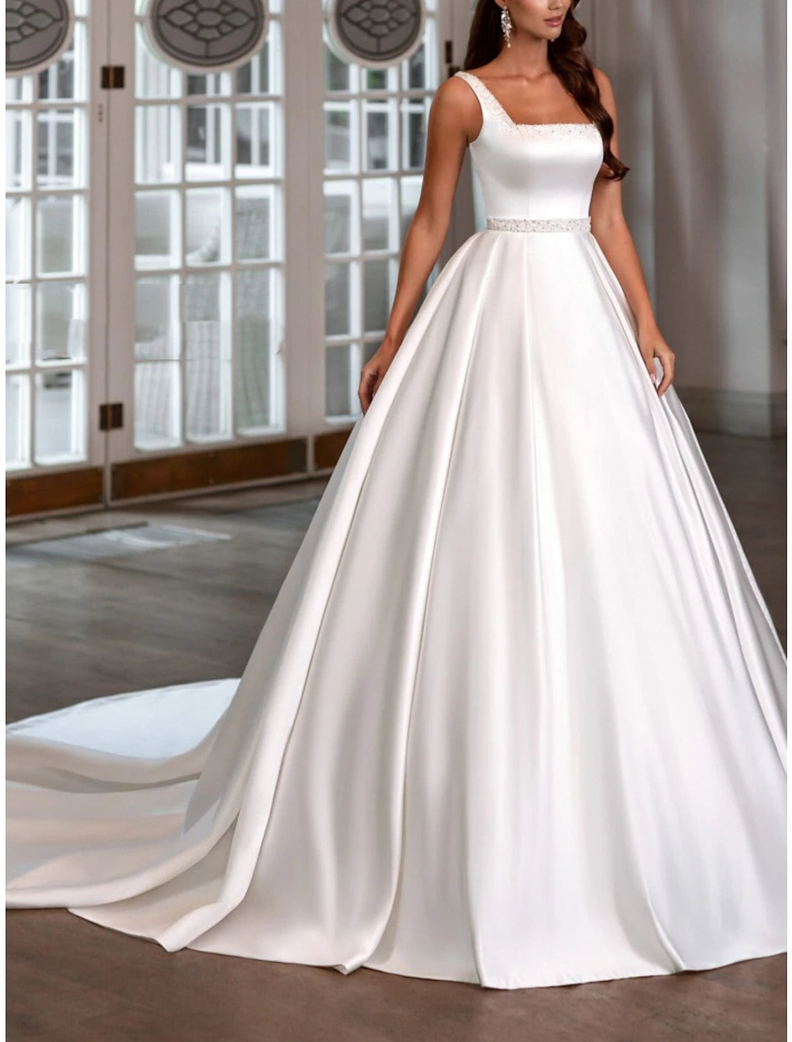 Empfangs- und formelle Brautkleider A-Linie, quadratischer Ausschnitt, ärmellos, Hofschleppe, Satin-Brautkleider mit Falten und Perlen