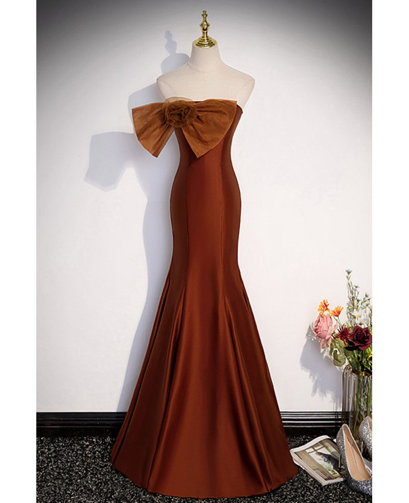 Schlichtes und schickes ärmelloses, schulterfreies Ballkleid in Schokoladenbraun, trägerloses, bodenlanges Abendkleid im Meerjungfrauen-Stil mit Schmetterlings-Tau-Rücken