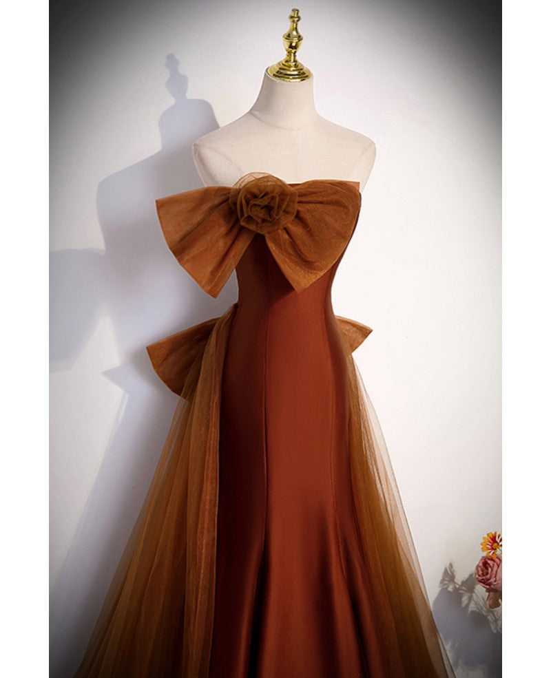 Schlichtes und schickes ärmelloses, schulterfreies Ballkleid in Schokoladenbraun, trägerloses, bodenlanges Abendkleid im Meerjungfrauen-Stil mit Schmetterlings-Tau-Rücken