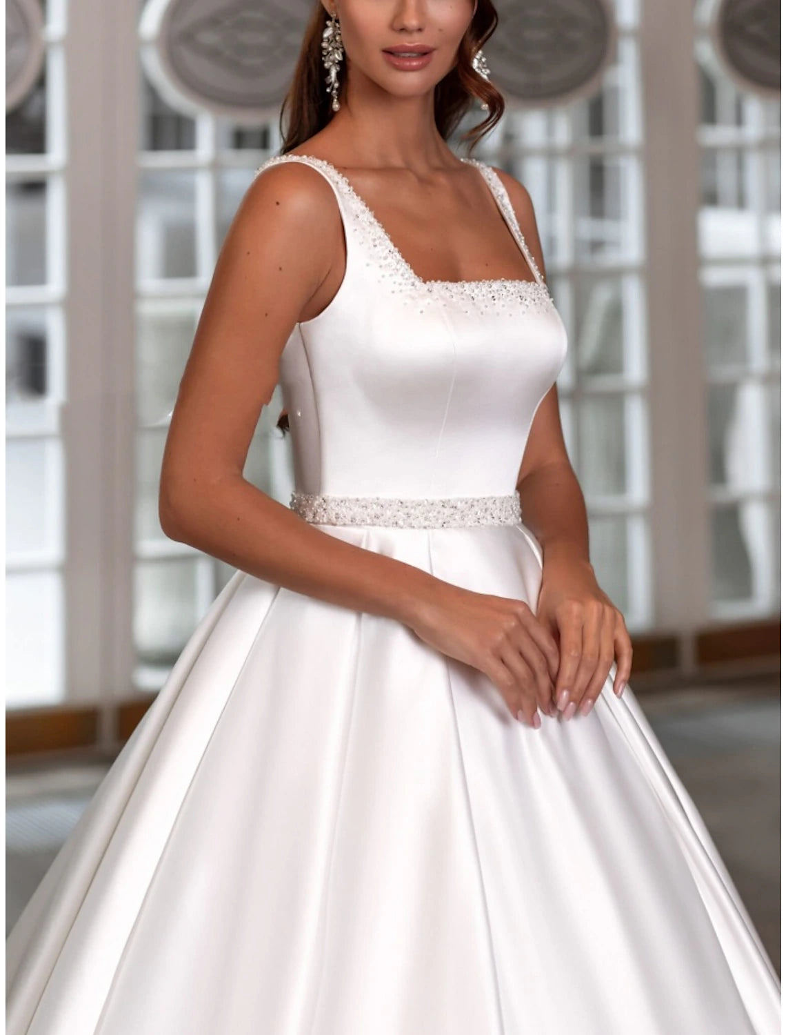 Empfangs- und formelle Brautkleider A-Linie, quadratischer Ausschnitt, ärmellos, Hofschleppe, Satin-Brautkleider mit Falten und Perlen