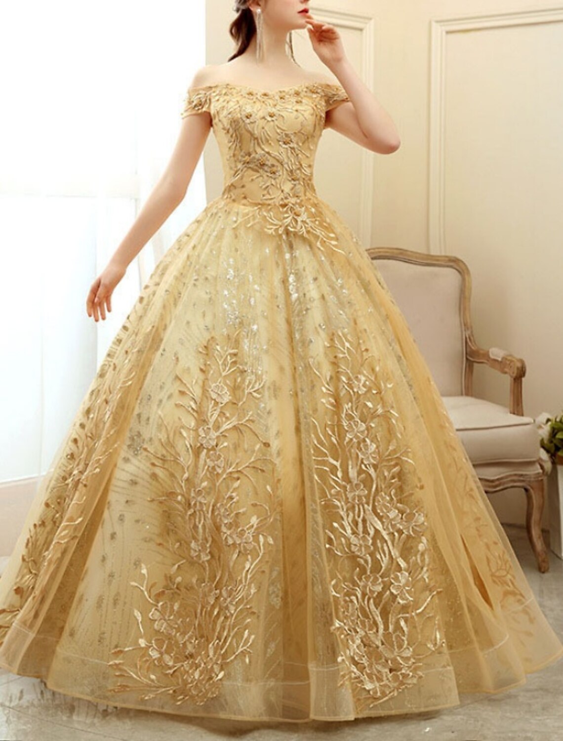 Robe de bal trapèze élégante, longueur au sol, manches courtes, épaules dénudées, tulle avec perles et broderies à paillettes