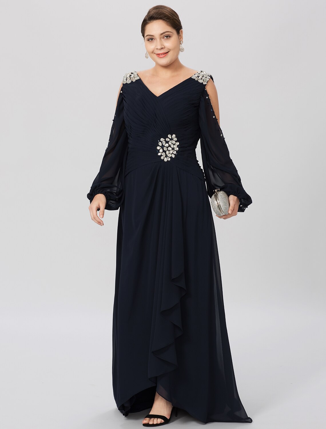 Etuikleid/Säulenkleid für die Brautmutter, Übergröße, elegant, hoher und niedriger V-Ausschnitt, asymmetrisch, Chiffon, Stretch-Satin, lange Ärmel mit überkreuzten Kristallen