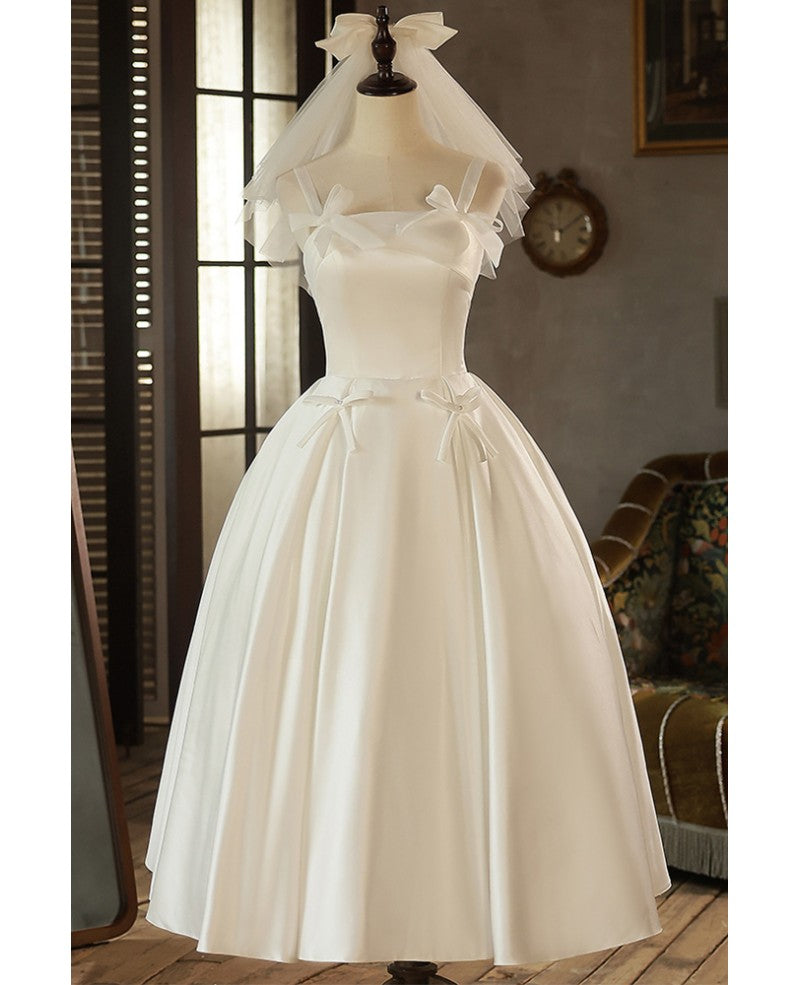 Leichtes/schlichtes elfenbeinfarbenes ärmelloses Satin-Brautkleid mit Schulterträgern